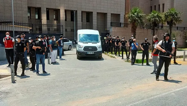 izmirde-hdp-binasina-saldirida-bulunan-onur-gencer-tutuklandi-1624072363955.jpg