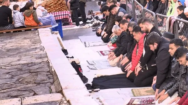 istanbulda-bayram-namazi-1743314015990.jpg