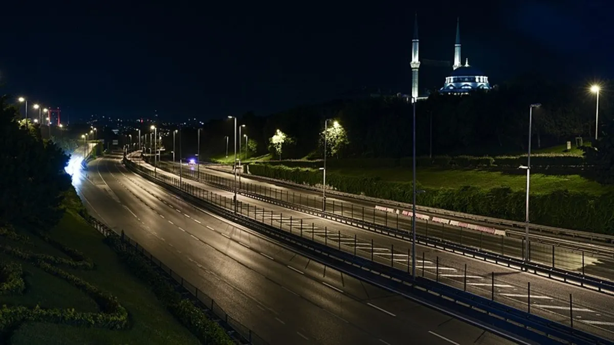 15 Temmuz Şehitler Köprüsü trafiğe kapatıldı 15 Temmuz Şehitler Köprüsü trafiğe kapatıldı