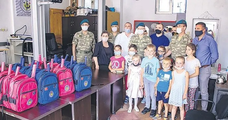 Türk askeri Kosovalı çocukların yüzünü güldürdü
