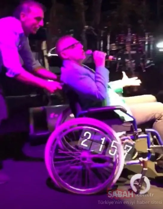 Herkes şaka yapıyor zannetti ama... Mehmet Ali Erbil sahneye tekerlekli sandalyeyle çıktı!
