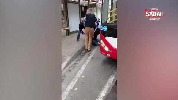 Saldırgan otobüs şoförünü bacağına sarılarak durdurdu | Video