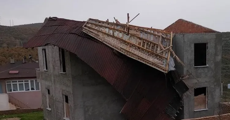 Fırtına Marmara’yı fena vurdu! Cami inşaatında çatı çöktü, yaralılar var