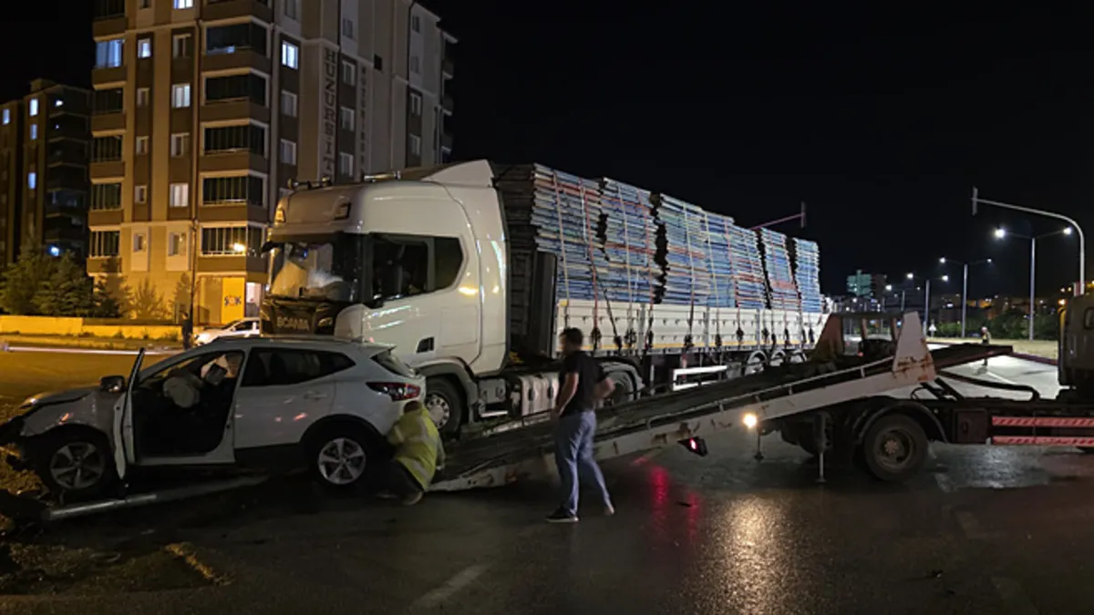 Bayburt'ta trafik kazası! Tır cipe çarptı: 1 yaralı