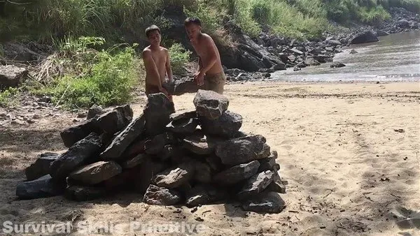 Denizden taşları toplayıp...