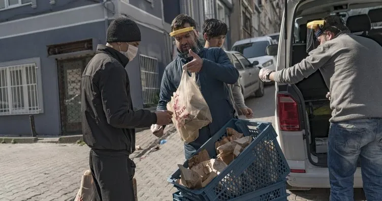 Üsküdar’da sokak sokak dolaşarak ekmek sattılar