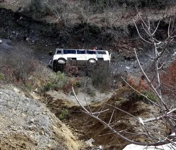 Öğrenci servisi uçuruma yuvarlandı