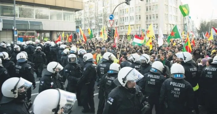 Terör destekçileri Köln’de yürüdü, polis yine eşlik etti