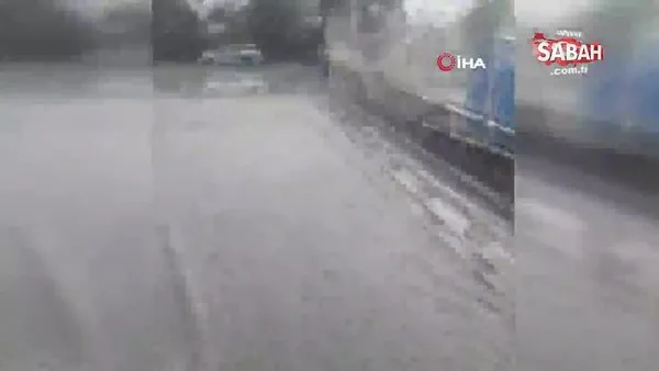 İstanbul'da sağanak yağış sonrası adeta göle dönen caddeler kamerada