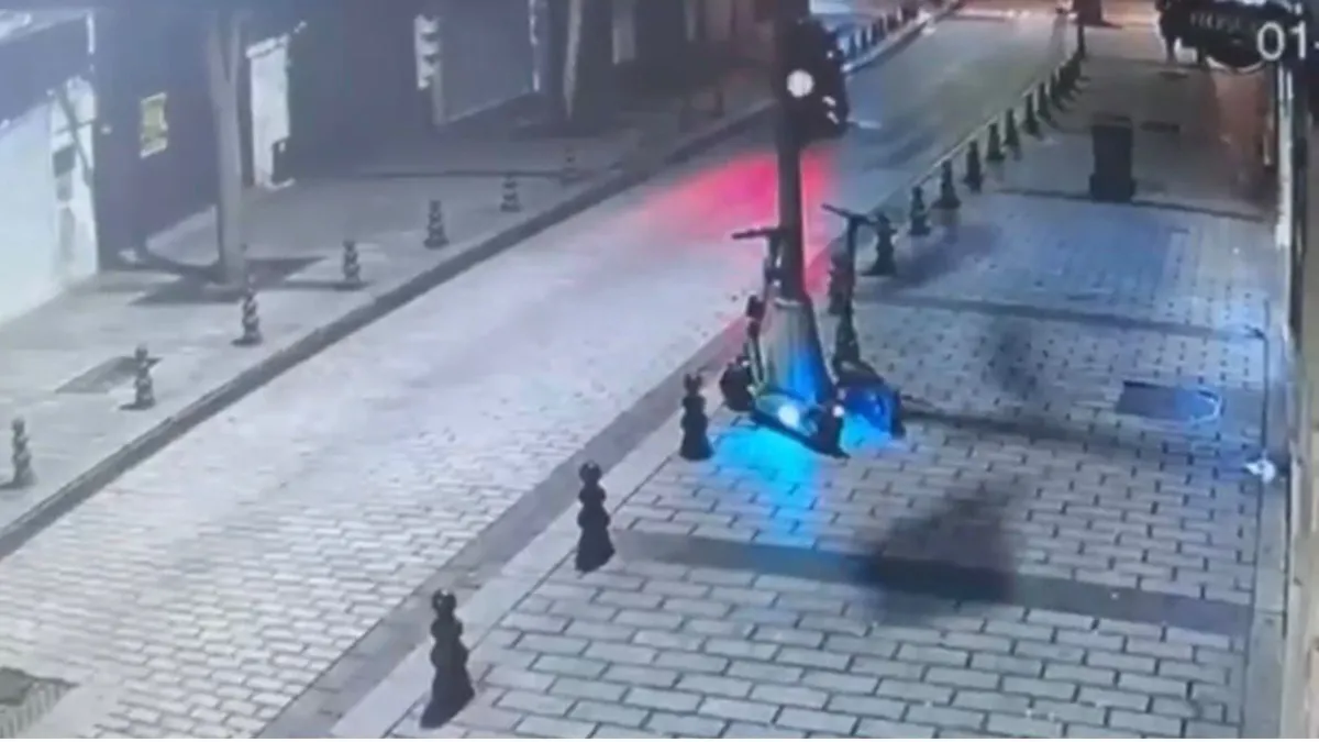 İstanbul’da çok sayıda iş yerini kurşunladılar: Kırmızı bültenle aranıyorlardı! 7 gözaltı İstanbul’da çok sayıda iş yerini kurşunladılar: Kırmızı bültenle aranıyorlardı! 7 gözaltı