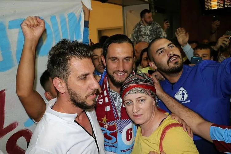 Lille’le görüşmek için Fransa’ya giden Yusuf Yazıcı’ya, Trabzon’da coşkulu uğurlama