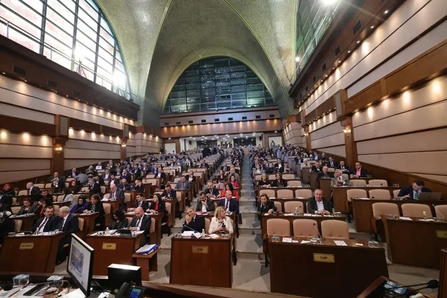 istanbullunun-parasi-yandasa-akmis-iett-2025te-tek-arac-bile-almamis-1763482648162.jpg