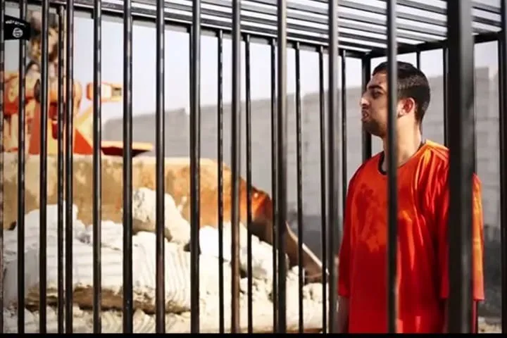 IŞİD’e özenip arkadaşlarını yaktılar