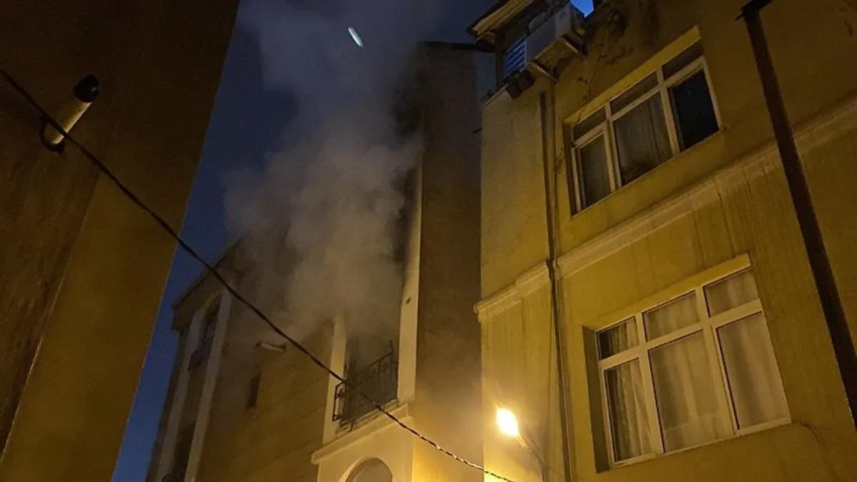 Kağıthane'de 4 katlı binada korkutan yangın 3 yaralı