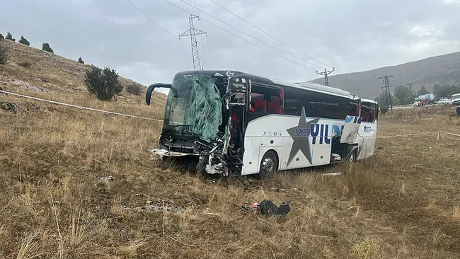 sivasta-feci-kaza-yolcu-otobusu-ile-tir-carpisti-3u-agir-23-yarali-1759239092329.jpeg Sivas'ta feci kaza! Yolcu otobüsü ile TIR çarpıştı! 3'ü ağır 23 yaralı!