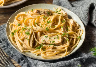 Akşam yemeğine ne yapacağını bilmeyenlere: Tavuklu fettucini tarifi
