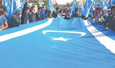 Türkmenler’den bayrak protestosu