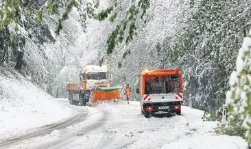 Kar yağışı yolları kapattı