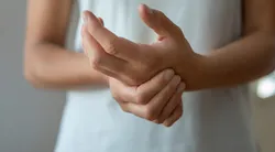 Romatizma sadece yaşlılarda görülmüyor! Gençlerdeki bu belirtiler artritin habercisi olabilir