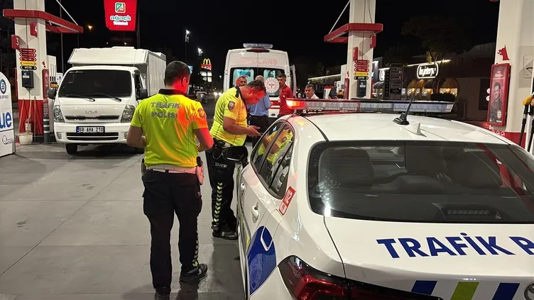 Aksaray’da hayrete düşüren anlar! Alkollü sürücü akaryakıt istasyonunda fenalaştı: Görevli pos cihazını ambulansa kadar getirdi!