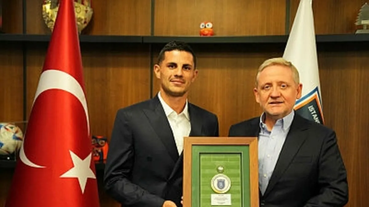 Göksel Gümüşdağ, Konyaspor'a transfer olan Aleksic'e plaket takdim etti