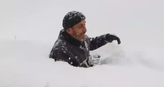 2 metrelik karda yürüyemeyince yüzmeye çalıştı