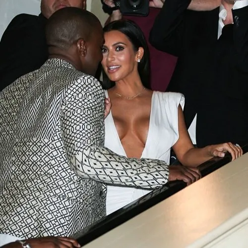 Kim Kardashian’ın göğüslerine özel makyöz