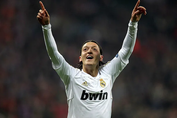 mesut-ozil-futbola-veda-etti-1679493566289.jpg