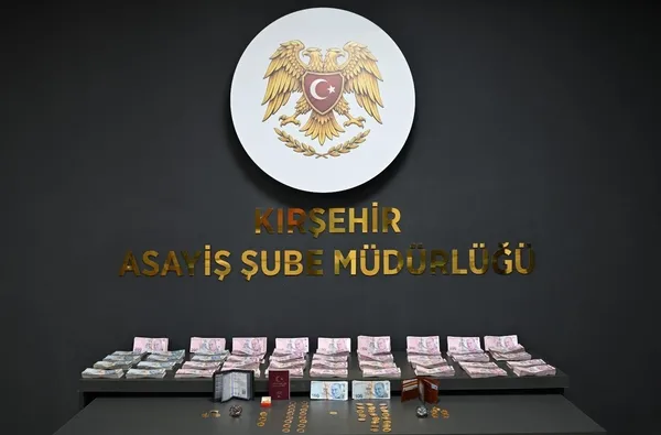 kuyumculari-hedef-alan-dolandiricilar-859-bin-tl-ve-sahte-tam-altinlarla-yakayi-ele-verdi-1777553327009.jpg