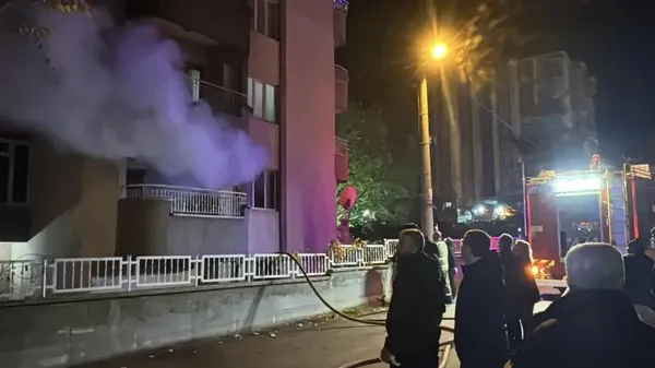 kutahyada-8-katli-apartmanda-cikan-yanginda-mahsur-kalan-bir-kisi-hayatini-kaybetti-1764225516541.jpg