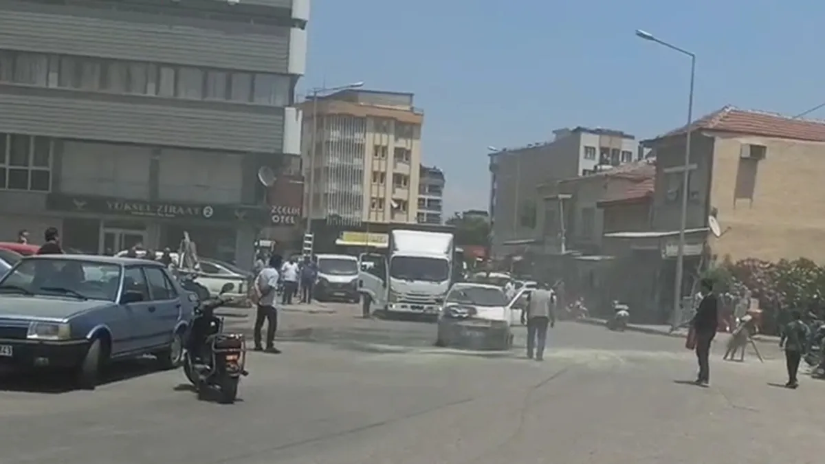 Manisa'da seyir halindeki otomobilin alev aldığı anı gösteren görsel.