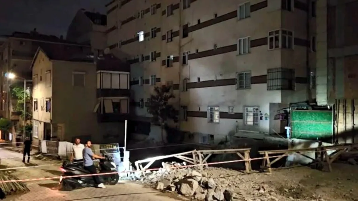 Bahçelievler'de kolonlarından ses gelen 6 katlı bina tahliye edildi.