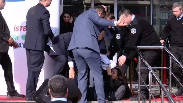 Kılıçdaroğlu’nun katıldığı törende olay! Pankart açmak isteyen kadına sert müdahale