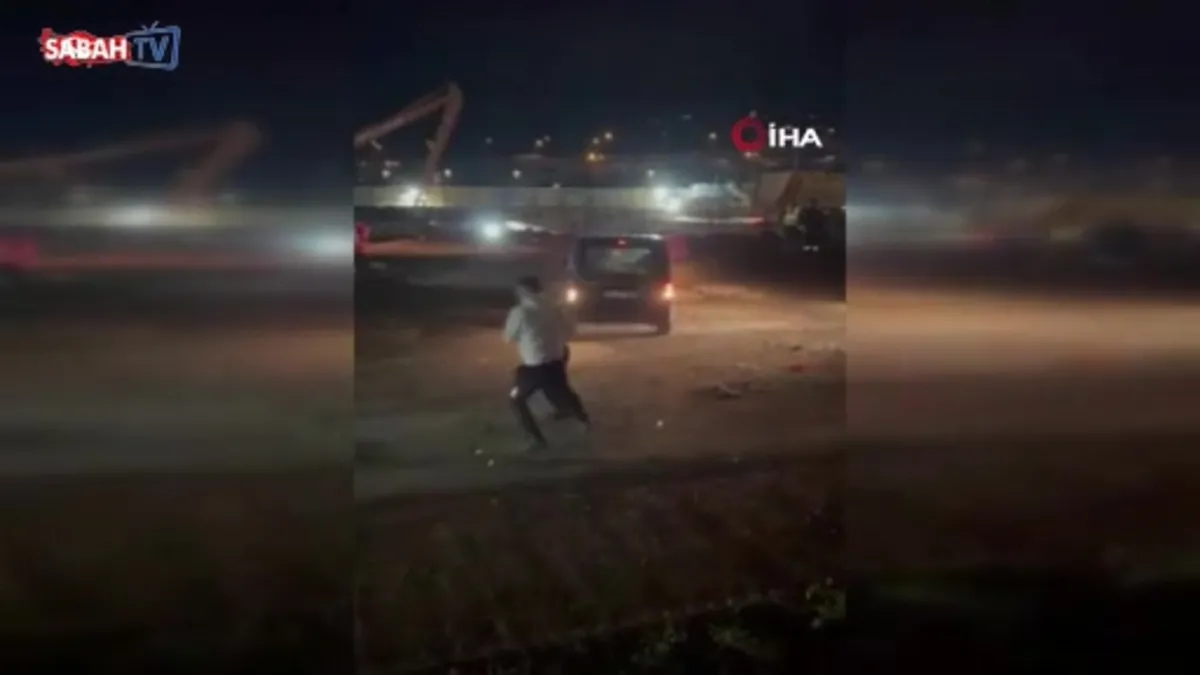 Kocaeli’de öfkeli sürücü dehşeti: Ani manevralarla ortalığı birbirine kattı videosunu izle Kocaeli’de öfkeli sürücü dehşeti: Ani manevralarla ortalığı birbirine kattı videosunu izle