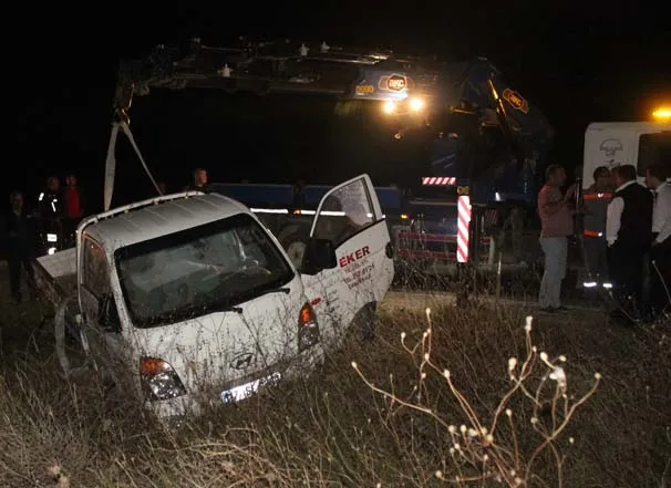 Tırla çarpışarak ikiye bölünen otomobilden sağ çıktı
