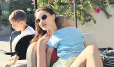 Çocuklarını yalnız bırakmıyor