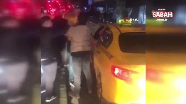 Taksiyle İETT otobüsünün önünü kesip aracı yumrukladılar, o anlar kamerada | Video