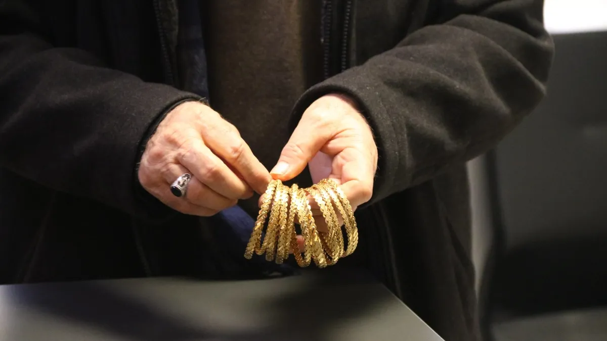 Sahte polis yalanıyla dev vurgun: Yaşlı çifti böyle dolandırdılar! “5 milyon 200 bin TL’yi ellerimle teslim ettim” Sahte polis yalanıyla dev vurgun: Yaşlı çifti böyle dolandırdılar! “5 milyon 200 bin TL’yi ellerimle teslim ettim”