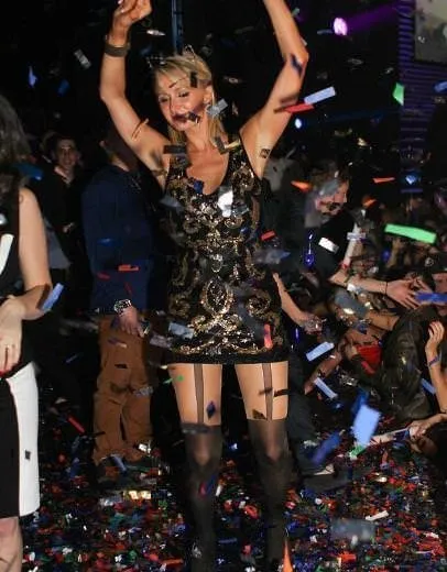 Paris Hilton doğum günü partisinde dağıttı