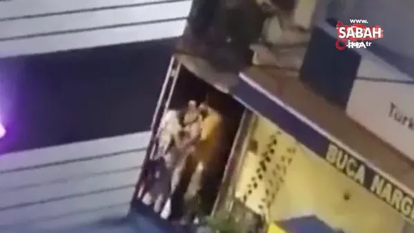 Kadını sokak ortasında böyle dövdü. İzmir'de pes dedirten görüntü | Video