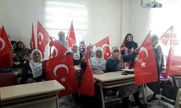 Vatandaşlara Türk Bayrağı dağıtıldı