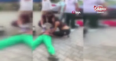 Kız öğrencilerin bıçaklı kavgasına baba da dahil oldu: 3 yaralı | Video