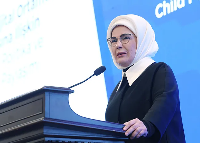 emine-erdogan-teknoloji-sirketlerinin-cocuk-dostu-tasarim-yapmalari-zorunluluktur-1776784601409.jpeg Emine Erdoğan: “Teknoloji şirketlerinin çocuk dostu tasarım yapmaları zorunluluktur”