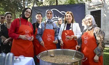 Kadem Şehzade Camii’nde aşure dağıttı