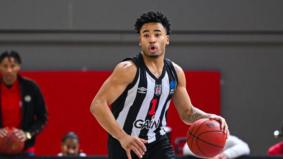 Beşiktaş GAIN - Panionios maçında skandal pankart! Yunan taraftarlardan çirkin provokasyon…