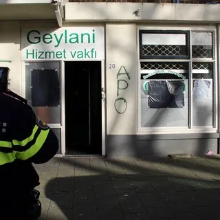 Terör örgütü yandaşları Hollanda'da camiye saldırdı