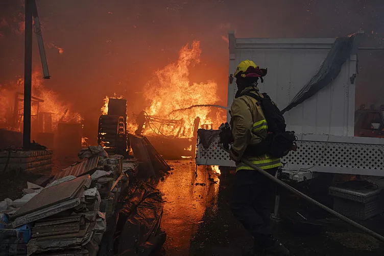 Amerika’dan ölüm haberleri geldi! California’da yanıyor: Kamala Harris’in evi için tahliye emri!
