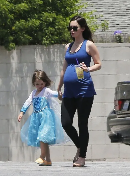 Megan Fox oğluna elbise giydirdi