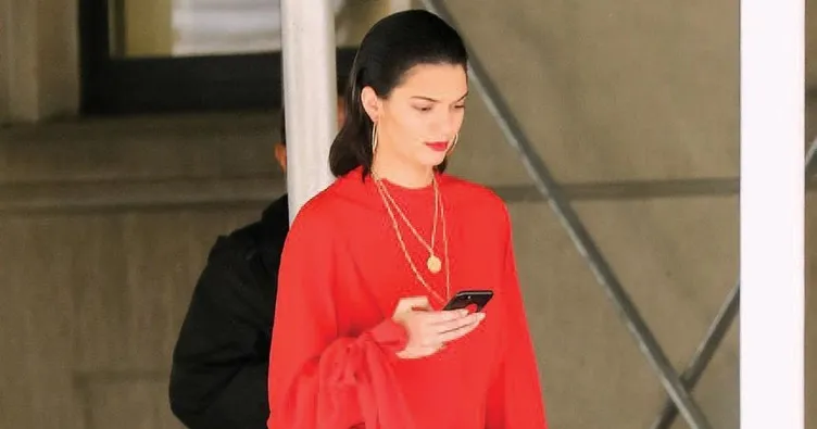 Baştan ayağa kıpkırmızı