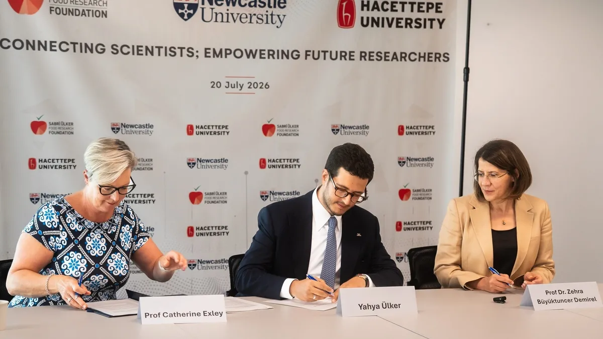 Sabri Ülker Vakfı, Newcastle Üniversitesi ve Hacettepe Üniversitesi temsilcileri iş birliği anlaşmasını imzalarken.